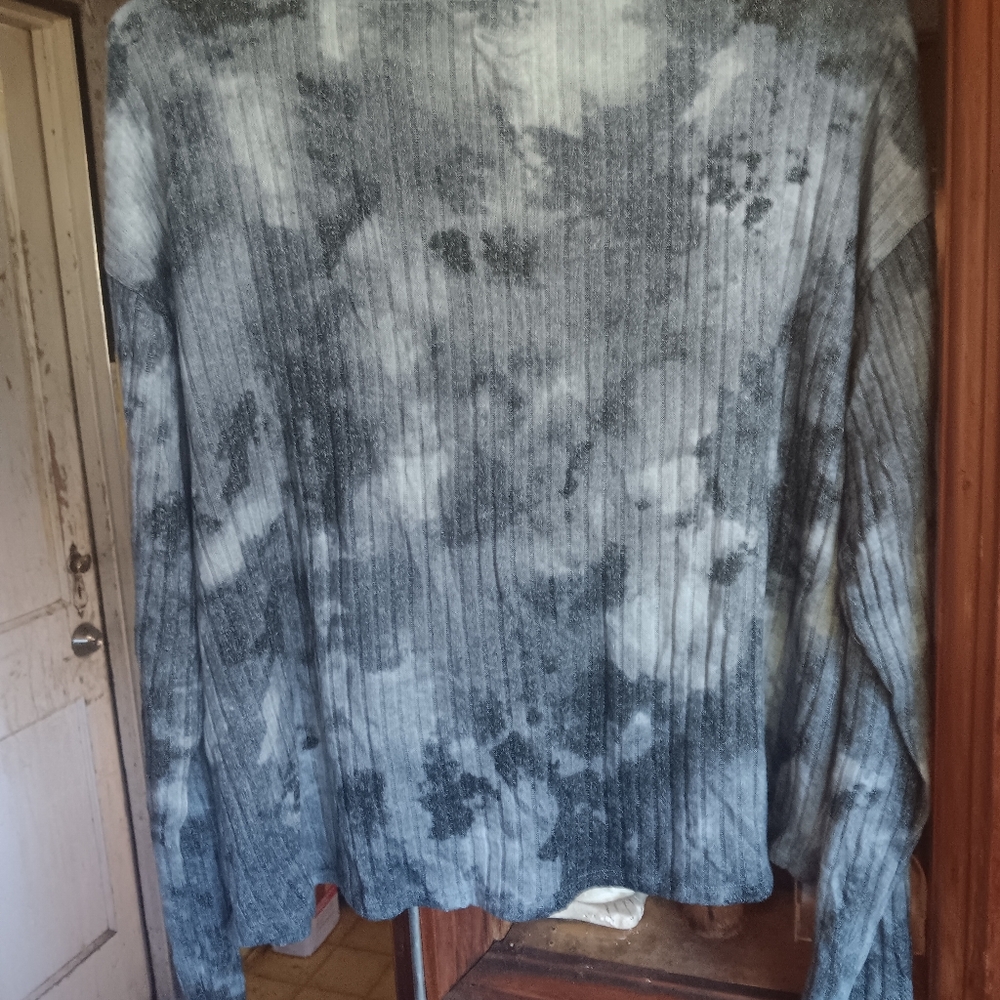 PINK Victoria's Secret Ribbed V-Neck Long Sleeve Top in Black and Gray Tie-Dye - Picture 6 of 6